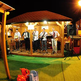 Koncert w ogródku restauracji Orlik