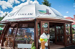 Ogródek restauracji Pizzeria Orlik w Ustrzykach Dolnych