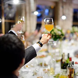 Toast podczas przyjęcia okolicznościowego